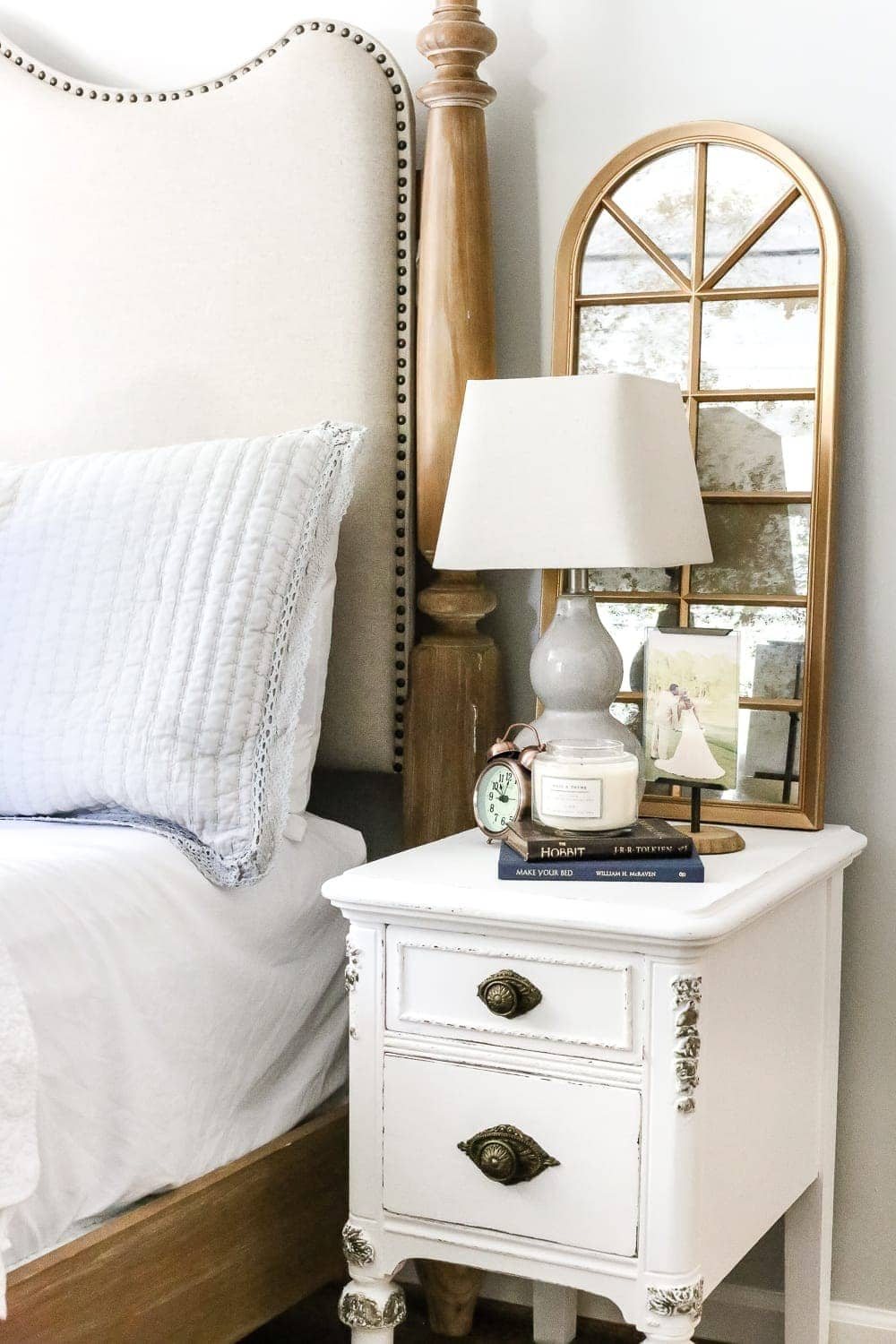 DIY Aged Gold Antique Mirror Makeover | unigumushane.com - A DIY tutorial to transform a cheap, plastic mirror to look like an Anthropologie inspired aged gold antique mirror using Rub 'n Buff.