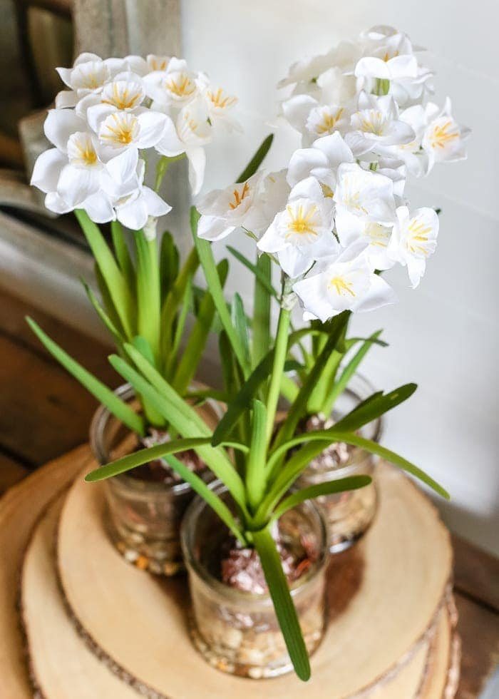 6 After-Christmas Winter Foyer Decorating Ideas | unigumushane.com - 6 tips for decorating a winter foyer or entryway after Christmas to create warm lighting and natural elements for a cozy, inviting space