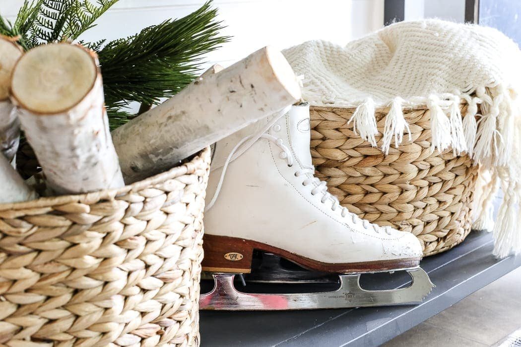 6 After-Christmas Winter Foyer Decorating Ideas | unigumushane.com - 6 tips for decorating a winter foyer or entryway after Christmas to create warm lighting and natural elements for a cozy, inviting space