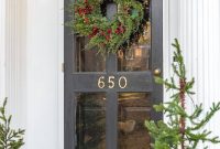 Colonial-Style Christmas Outdoor Wreath Ideas