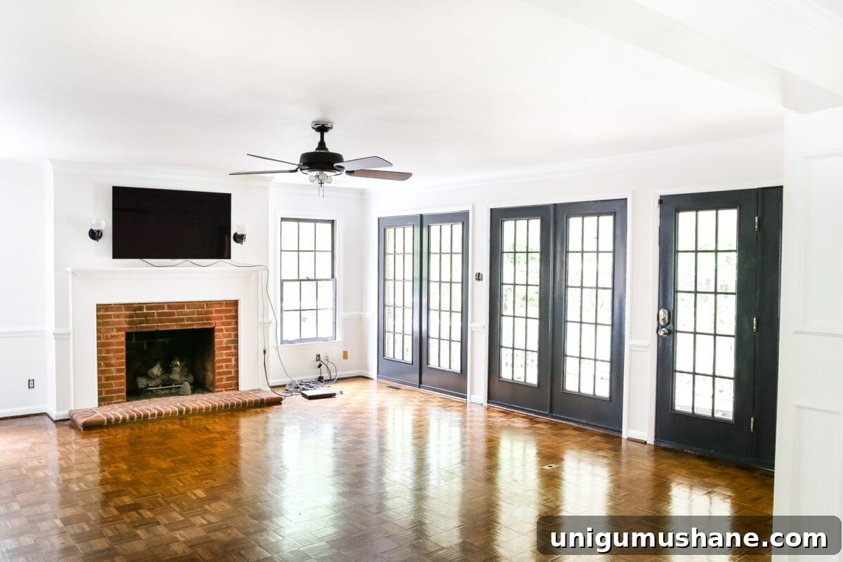 High-Contrast Paint Ideas to Transform Your Living Room 6 Living Room Makeover - High Contrast Paint | blesserhouse.com - A beige, dated living room gets a classic and chic high contrast makeover using just Benjamin Moore paint for a simple, inexpensive way to create drama.