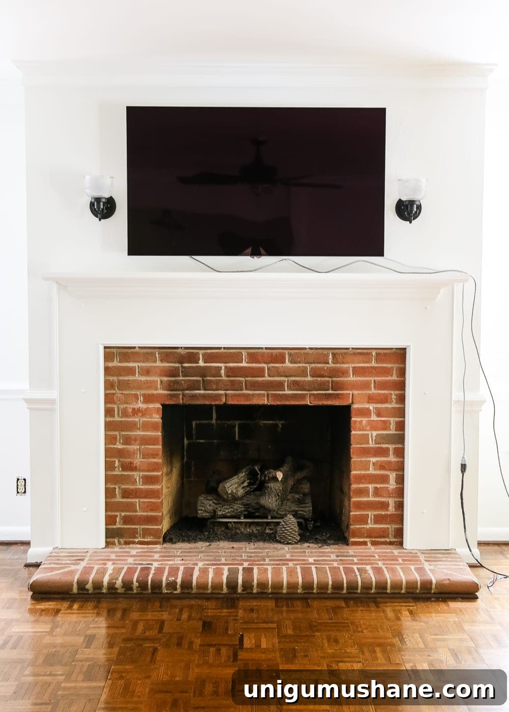 High-Contrast Paint Ideas to Transform Your Living Room 8 Living Room Makeover - High Contrast Paint | blesserhouse.com - A beige, dated living room gets a classic and chic high contrast makeover using just Benjamin Moore paint for a simple, inexpensive way to create drama.