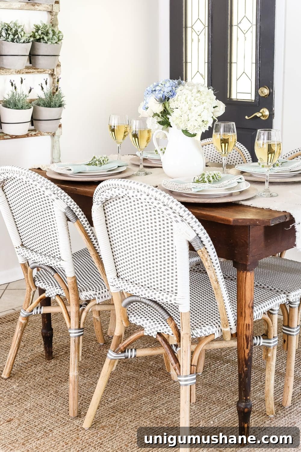 Inside a Modern French Farmhouse: Summer Interior and Decor 4 Modern French Farmhouse Summer Home Tour | blesserhouse.com - A summer home tour with modern French farmhouse style using inexpensive decorating tricks and ways to stretch your dollar to look luxe on a budget, plus 8 more tours of gorgeous homes styled for summer!