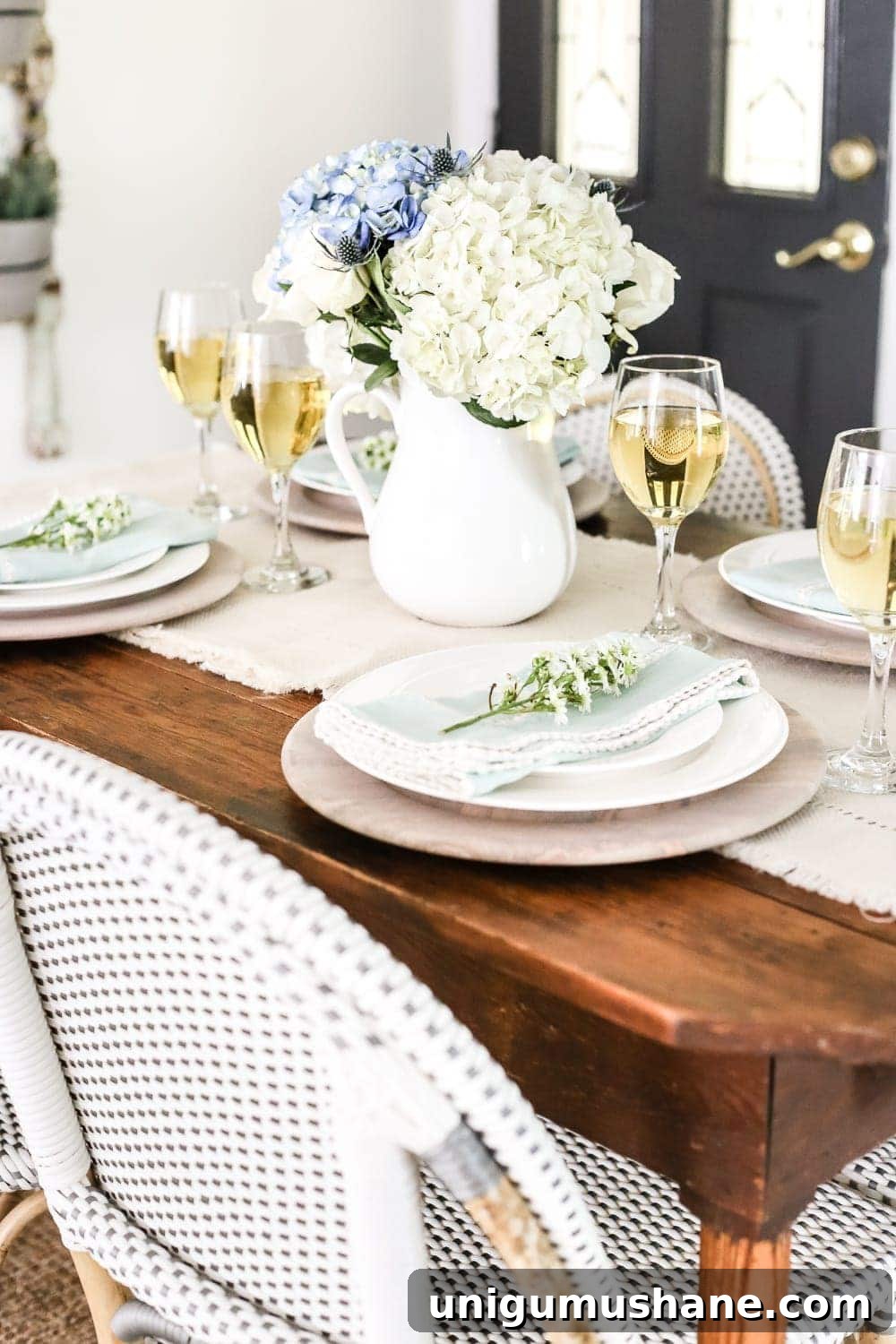 Inside a Modern French Farmhouse: Summer Interior and Decor 7 Modern French Farmhouse Summer Home Tour | blesserhouse.com - A summer home tour with modern French farmhouse style using inexpensive decorating tricks and ways to stretch your dollar to look luxe on a budget, plus 8 more tours of gorgeous homes styled for summer!
