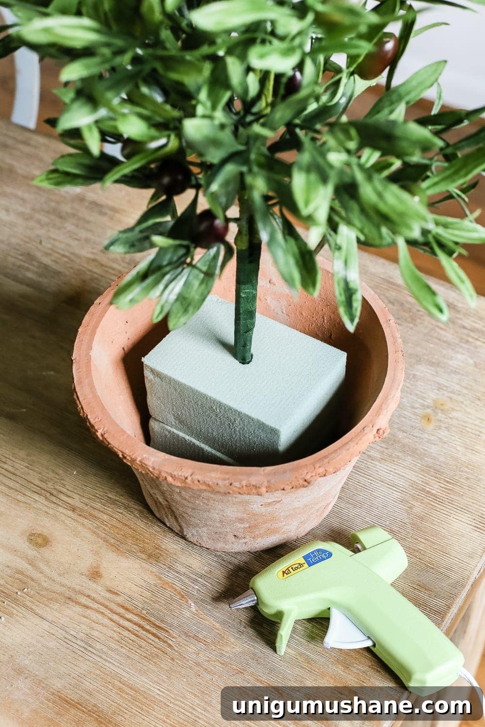 How to Make an Olive Topiary Tree for Your Home 7 DIY Olive Topiary Trees | blesserhouse.com - A 10 minute craft tutorial for how to make an olive topiary tree (or any kind of topiary) inexpensively + 11 DIY summer decor ideas.