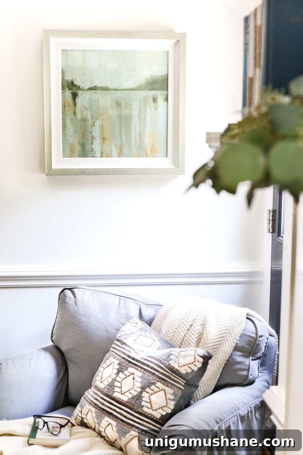 Budget-Friendly Luxury Home Decor That Looks Expensive 6 How to Make Your Home Look Luxurious on a Budget | blesserhouse.com - 8 tips to make your home look luxurious on a budget with ideas for choosing finishes, lighting, art, and small details that only look expensive. living room