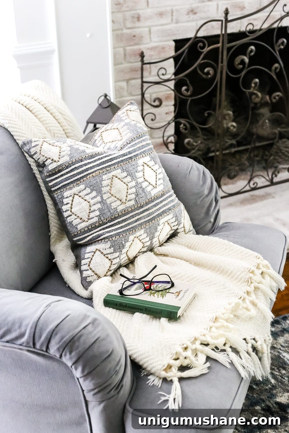 Budget-Friendly Luxury Home Decor That Looks Expensive 7 How to Make Your Home Look Luxurious on a Budget | blesserhouse.com - 8 tips to make your home look luxurious on a budget with ideas for choosing finishes, lighting, art, and small details that only look expensive. living room art