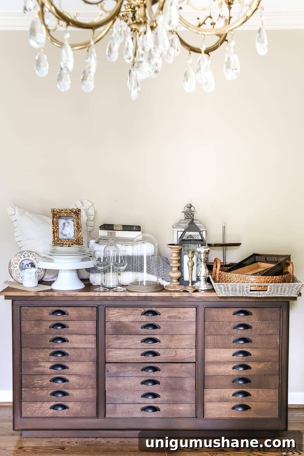 How to Create a Home Decor Capsule Wardrobe | blesserhouse.com