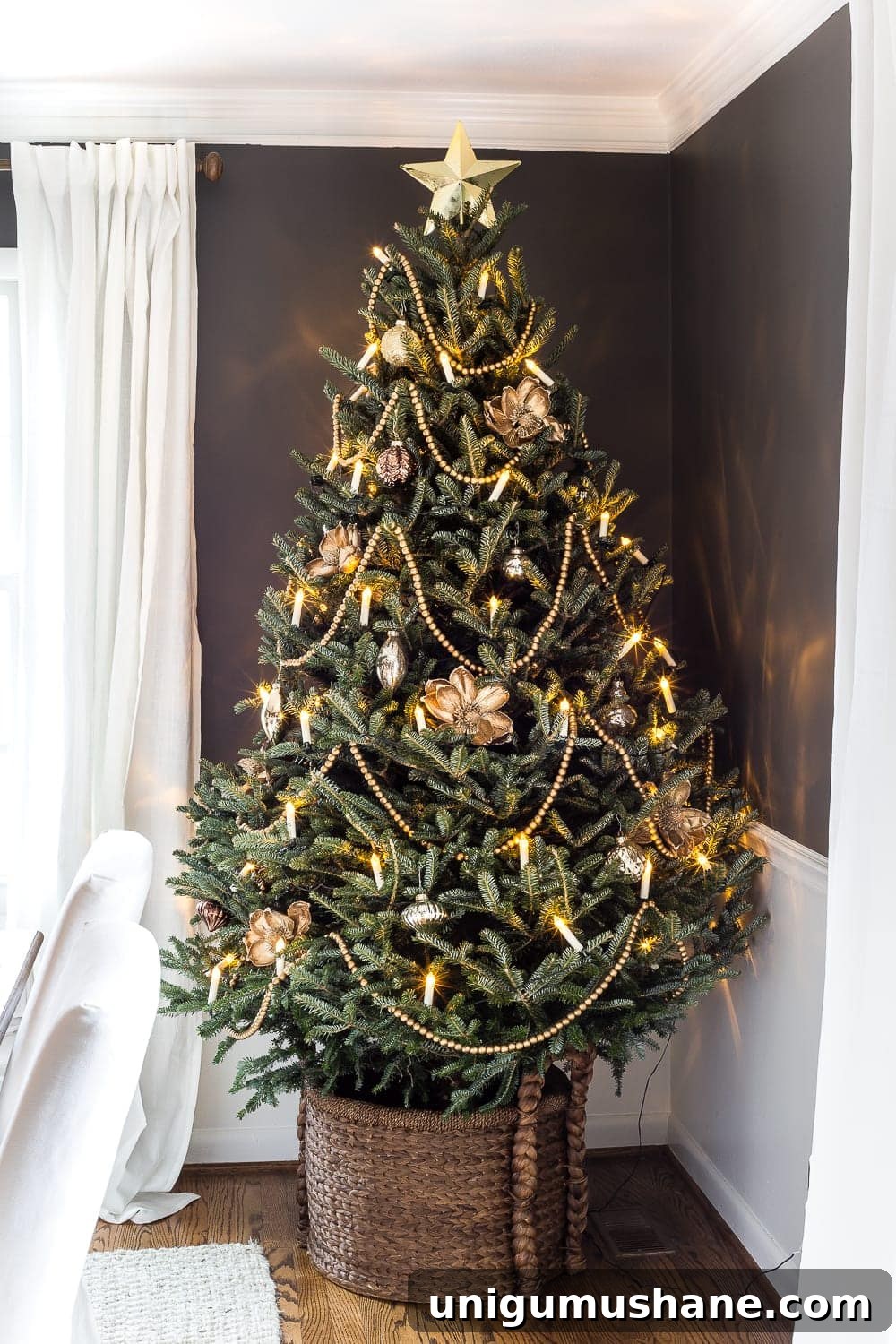 How to Decorate a Real Christmas Tree: Step-by-Step 11 real decorated Christmas tree in a basket