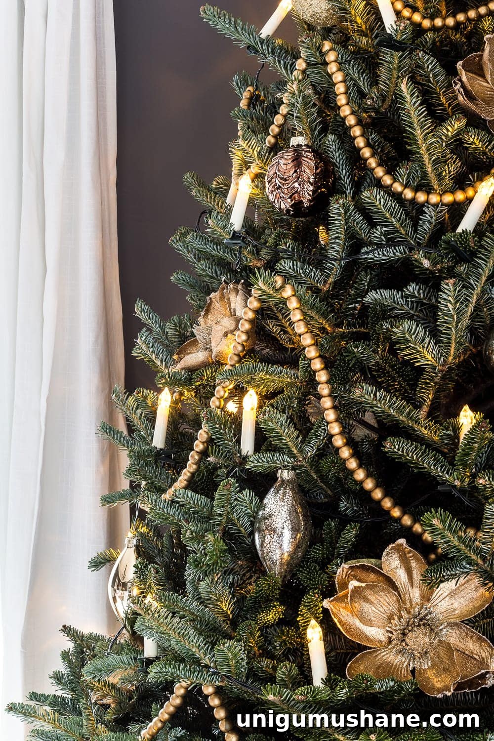 How to Decorate a Real Christmas Tree: Step-by-Step 12 live christmas tree decorations