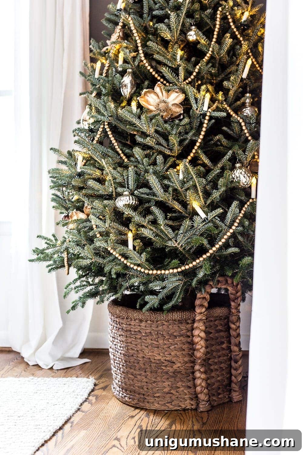 How to Decorate a Real Christmas Tree: Step-by-Step 6 minimalist Christmas tree with garland, candles, and simple ornaments