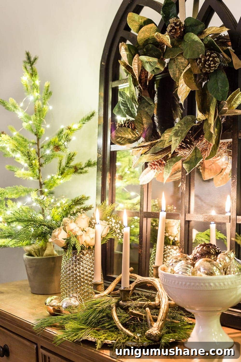 2017 Christmas Night Candlelight Tour: Carols and Lights 12 Bedroom corner with wreath and warm candlelight