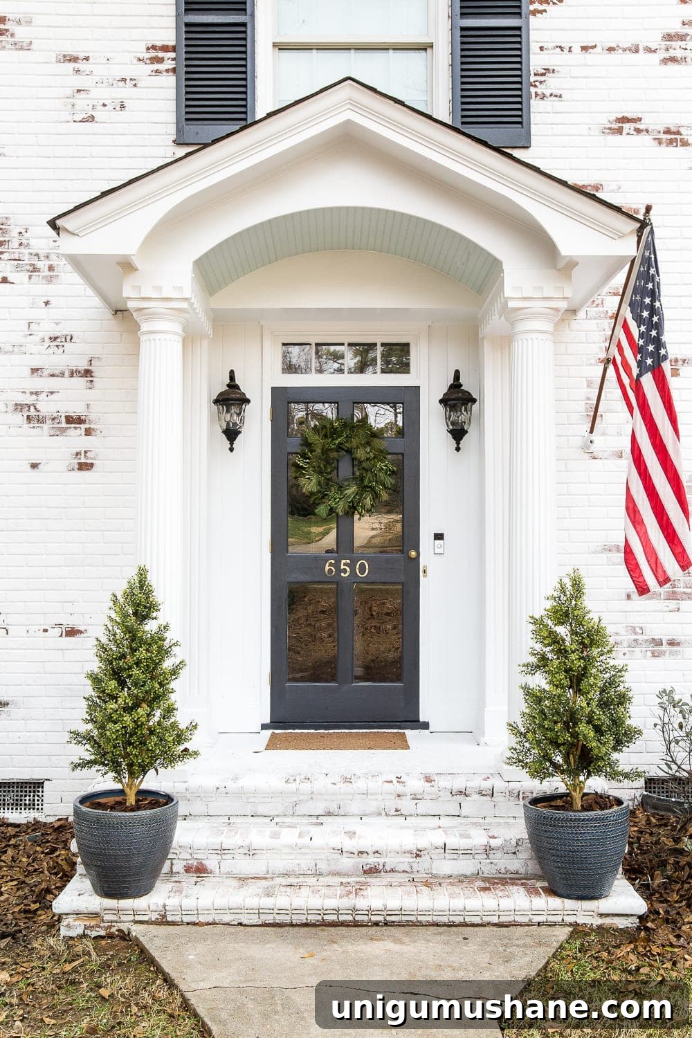 Small Porch Stoop Decor: 4 Stylish Ideas 3 4 easy steps to decorate a small porch stoop for spring to make any home more welcoming for guests. #springporch #smallporch #porchstoop