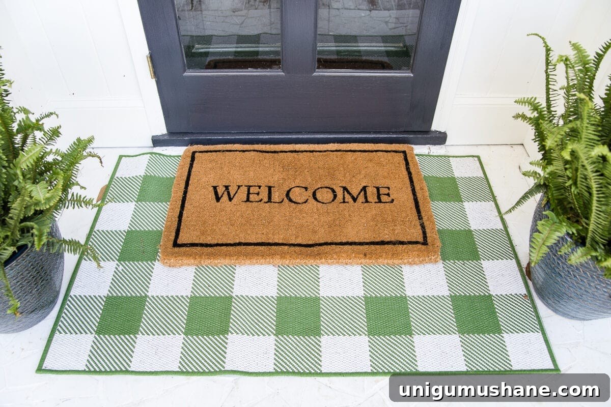 Small Porch Stoop Decor: 4 Stylish Ideas 4 4 easy steps to decorate a small porch stoop for spring to make any home more welcoming for guests. #springporch #smallporch #porchstoop