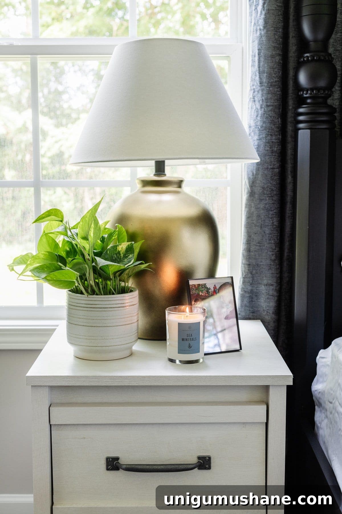 30 Stylish Thrift Store Finds for Home Decor 5 lamp makeover using brass spray paint