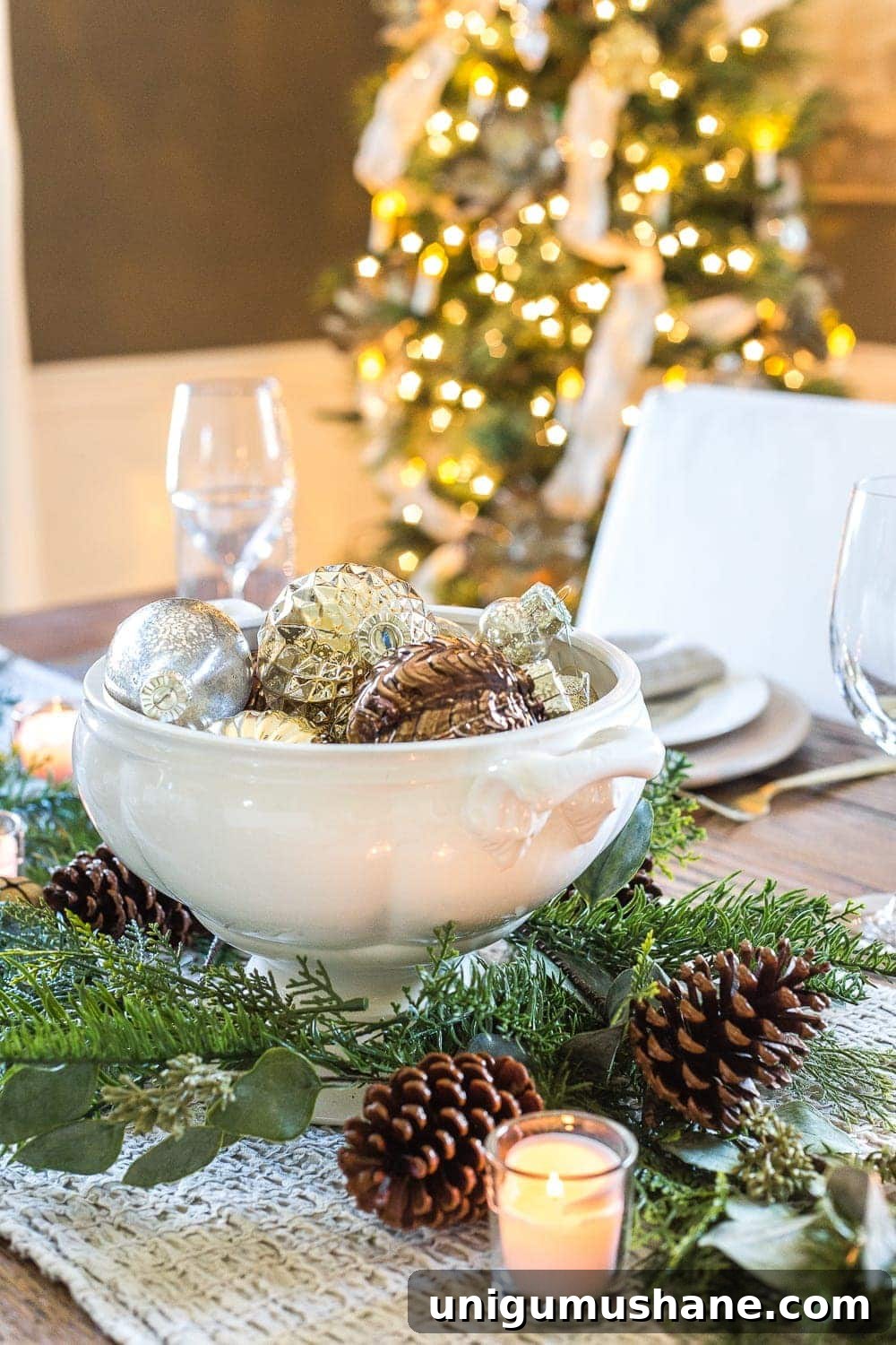 Cheap Christmas centerpiece using a thrifted bowl with ornaments