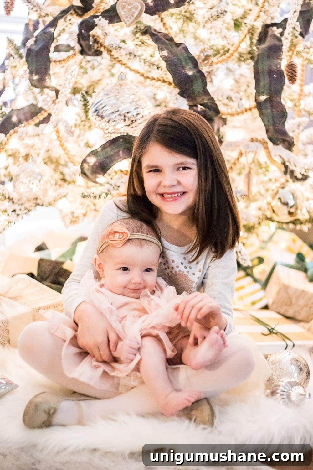 20 DIY Family Christmas Photo Ideas to Capture at Home 13 family Christmas photos in front of a tree