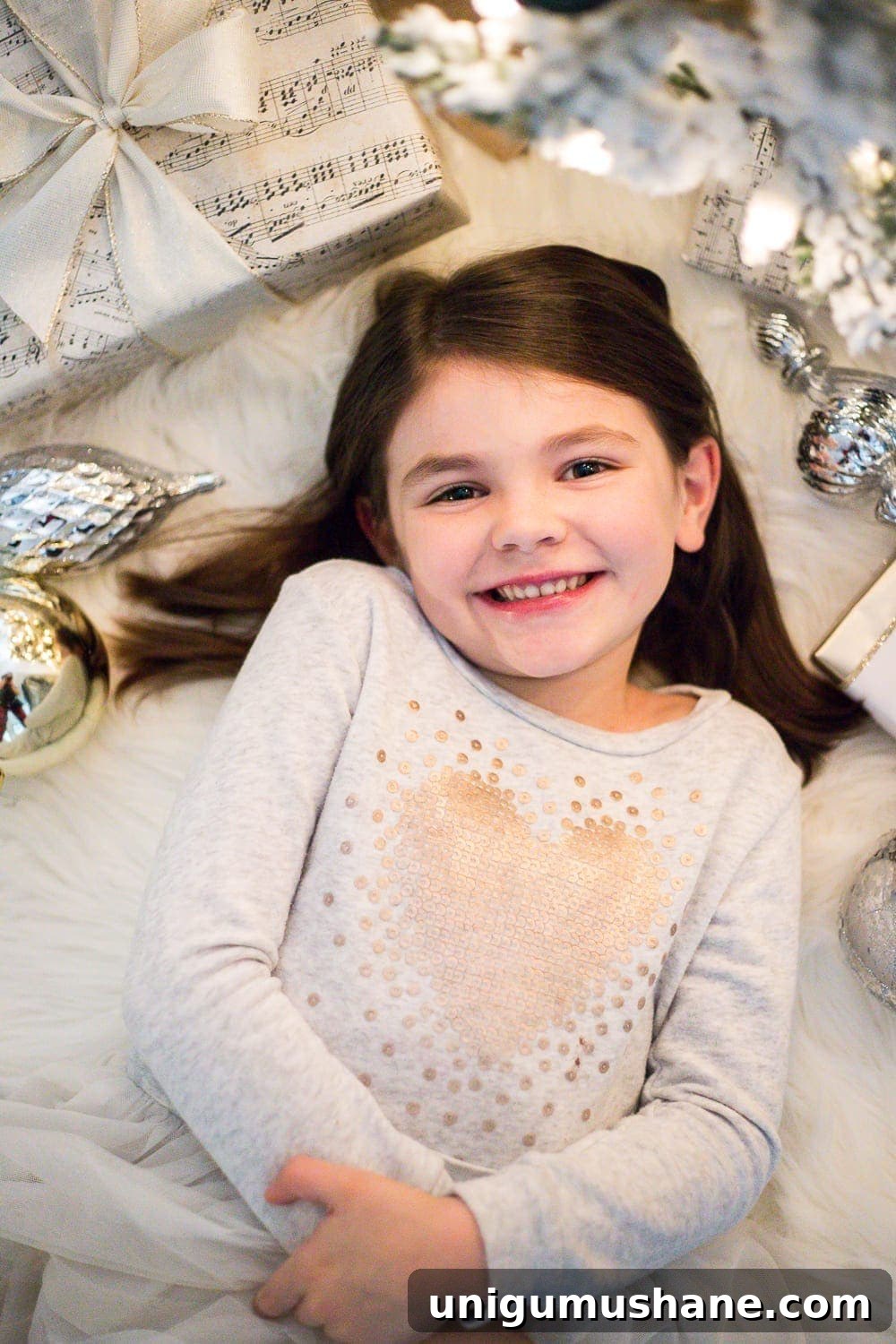 20 DIY Family Christmas Photo Ideas to Capture at Home 8 christmas kids photos in a DIY photoshoot