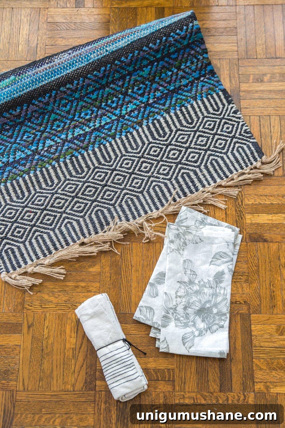 3 Clever Items to Upcycle into DIY Throw Pillows 3 3 items you can repurpose into DIY no-sew throw pillows | rug, kitchen towel, napkins