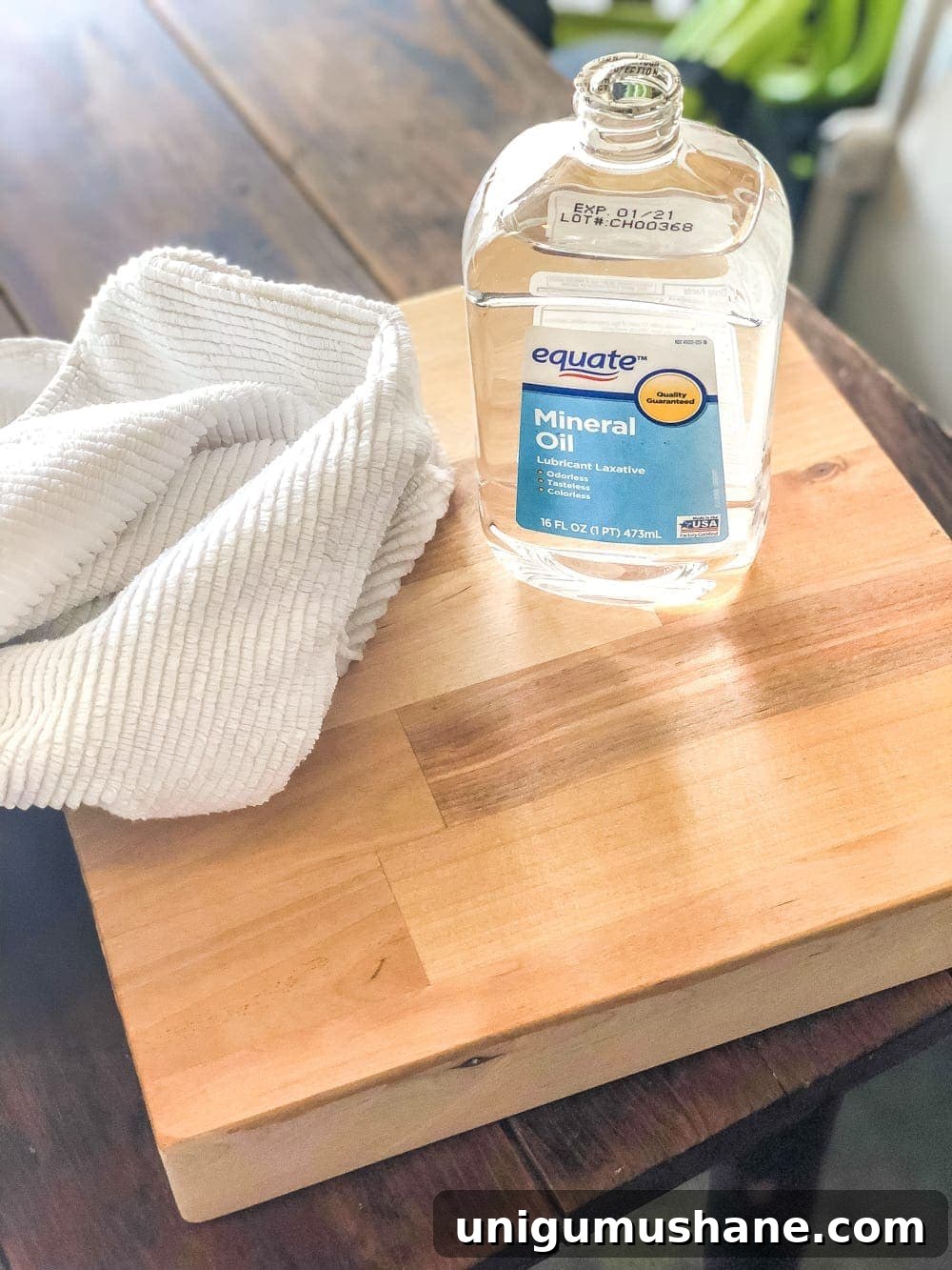How to Make Cutting Boards from Scrap Wood 8 DIY Cutting Boards from Scrap Wood | How to make your own basic DIY cutting boards using scrap wood you already have in your stash to repurpose in your kitchen or give away as homemade gifts.
