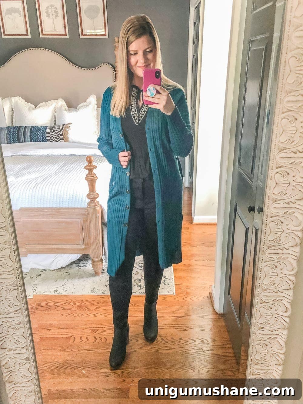 7 Inexpensive Tummy Hiding Mom Friendly Fall Outfits - all black outfit with pop of color cardigan