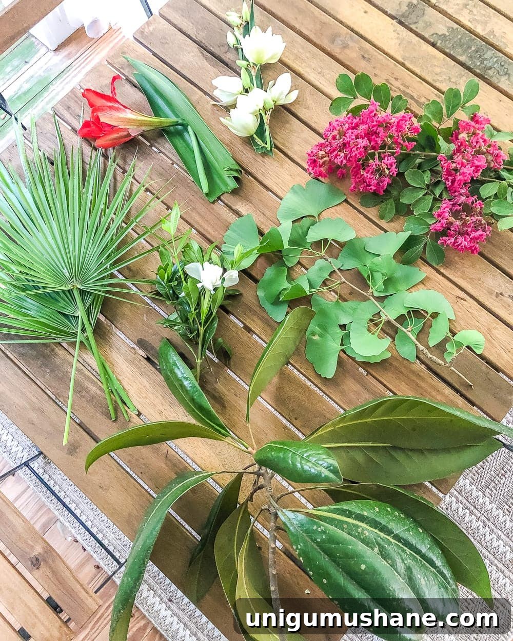 DIY Pressed Flower Art Projects for Home Decor 2 DIY Pressed Flower Art | How to press flowers and leaves from your own backyard to frame as inexpensive, vintage-inspired wall decor.