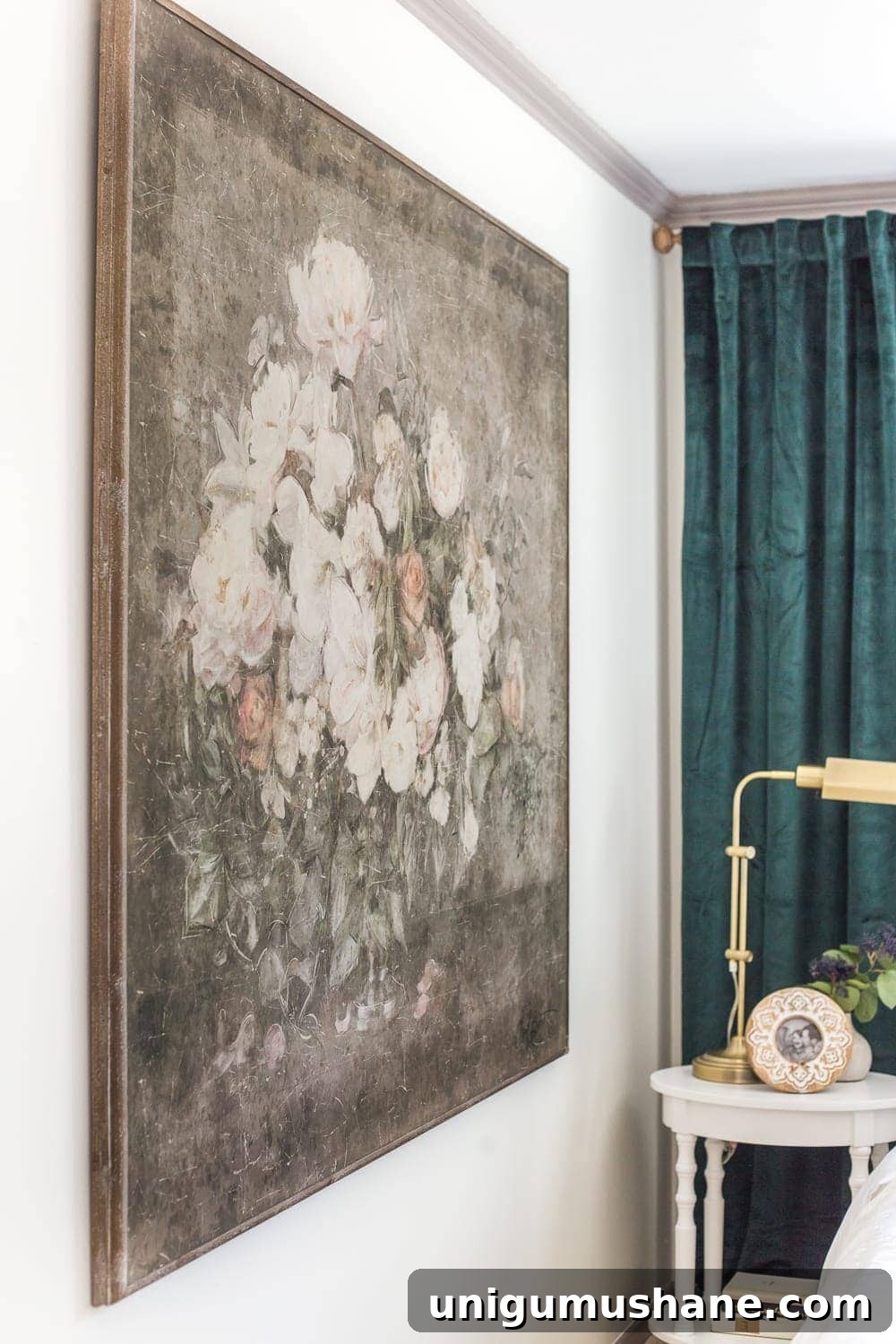 Vintage Chic Statement Art to Elevate Your Guest Bedroom 4 Vintage chic statement art in a guest bedroom