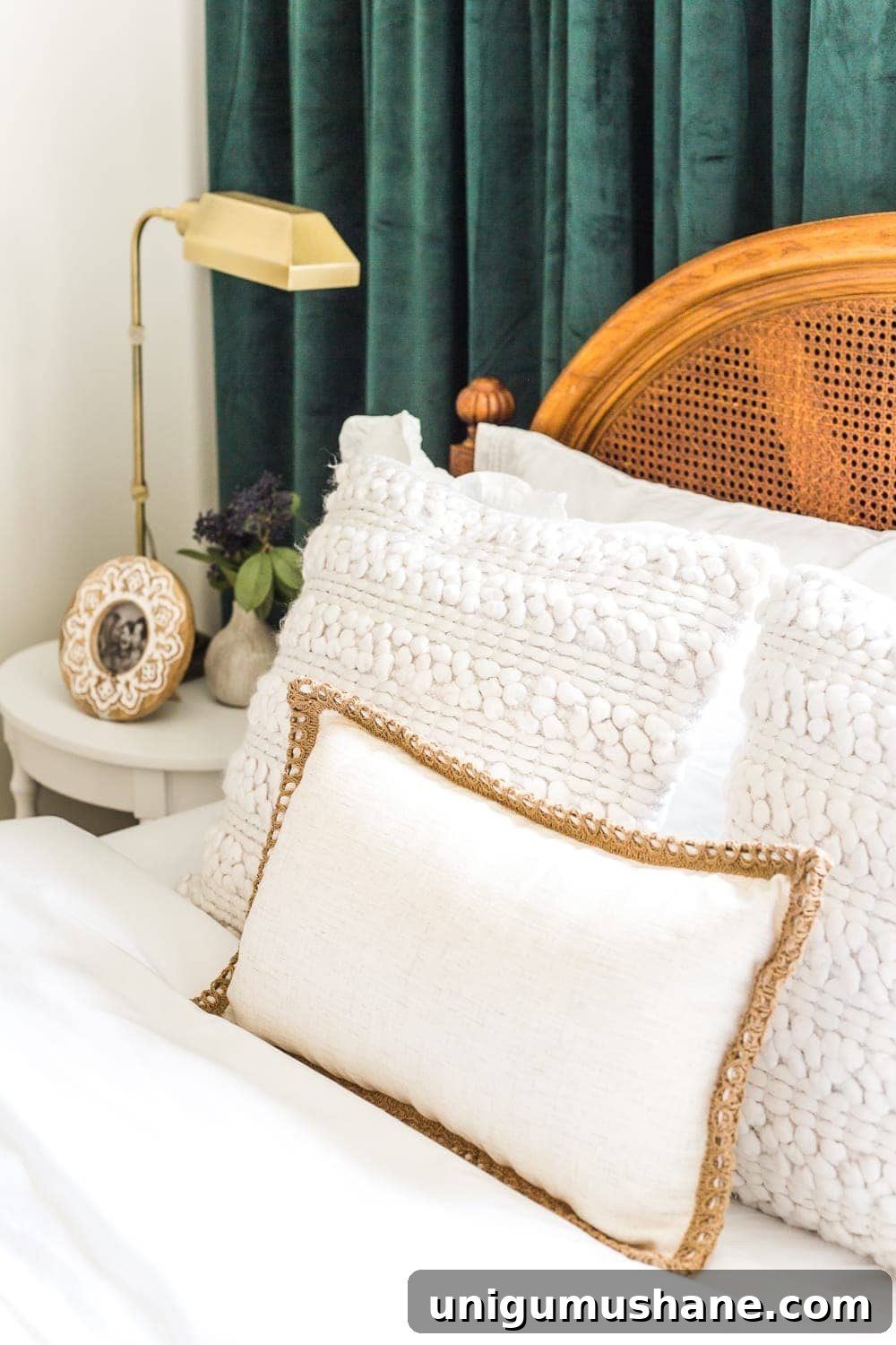 Vintage Chic Statement Art to Elevate Your Guest Bedroom 6 Vintage chic statement art in a guest bedroom