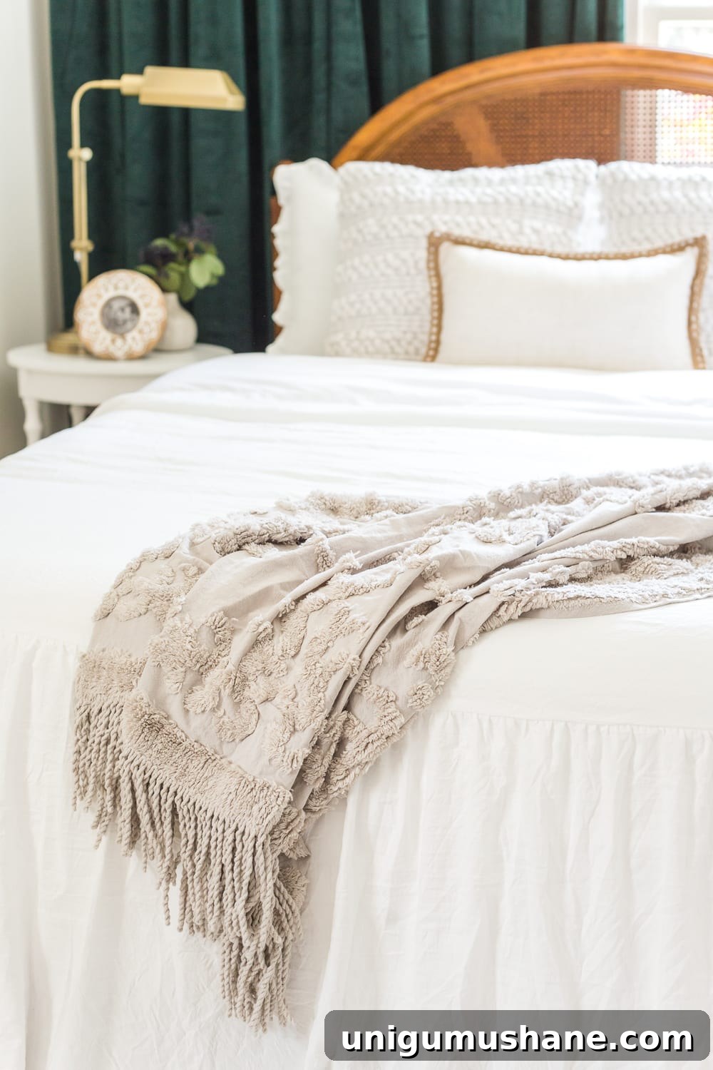 Vintage Chic Statement Art to Elevate Your Guest Bedroom 7 Vintage chic statement art in a guest bedroom