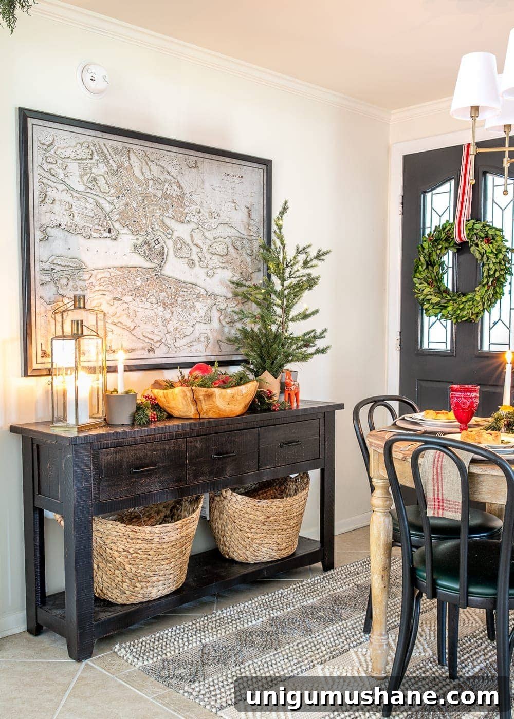 2019 Holiday Housewalk: Festive Home Tour Highlights 16 Christmas decor ideas | cozy Christmas breakfast nook and console table