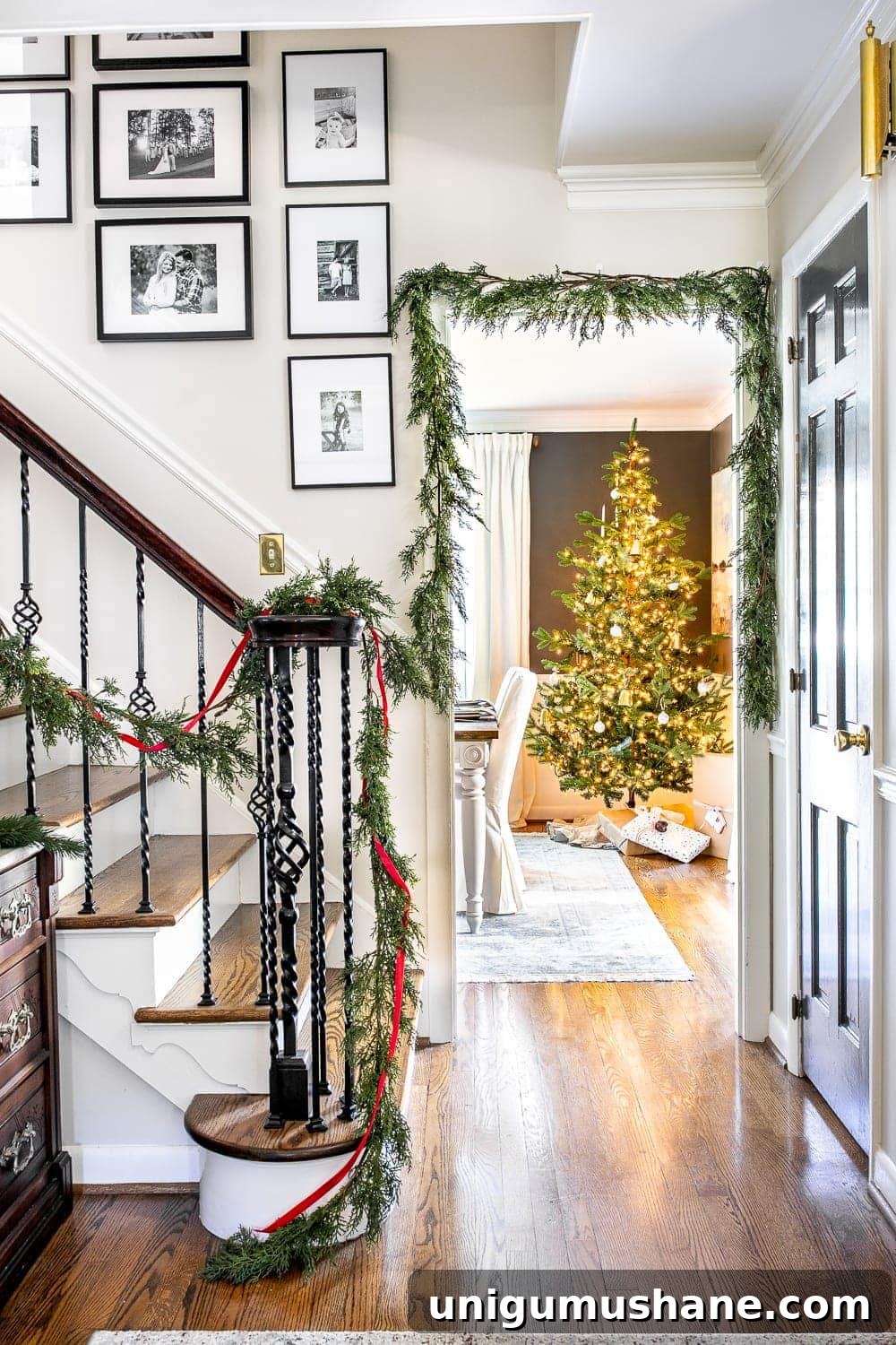 2019 Holiday Housewalk: Festive Home Tour Highlights 6 Christmas decor ideas | Modern meets traditional Christmas foyer with real looking faux garland