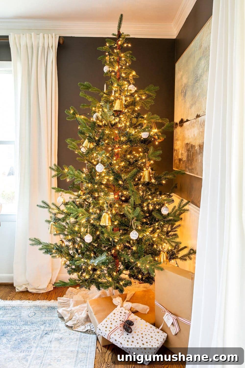 2019 Holiday Housewalk: Festive Home Tour Highlights 8 Christmas decor ideas | Christmas tree in a dining room