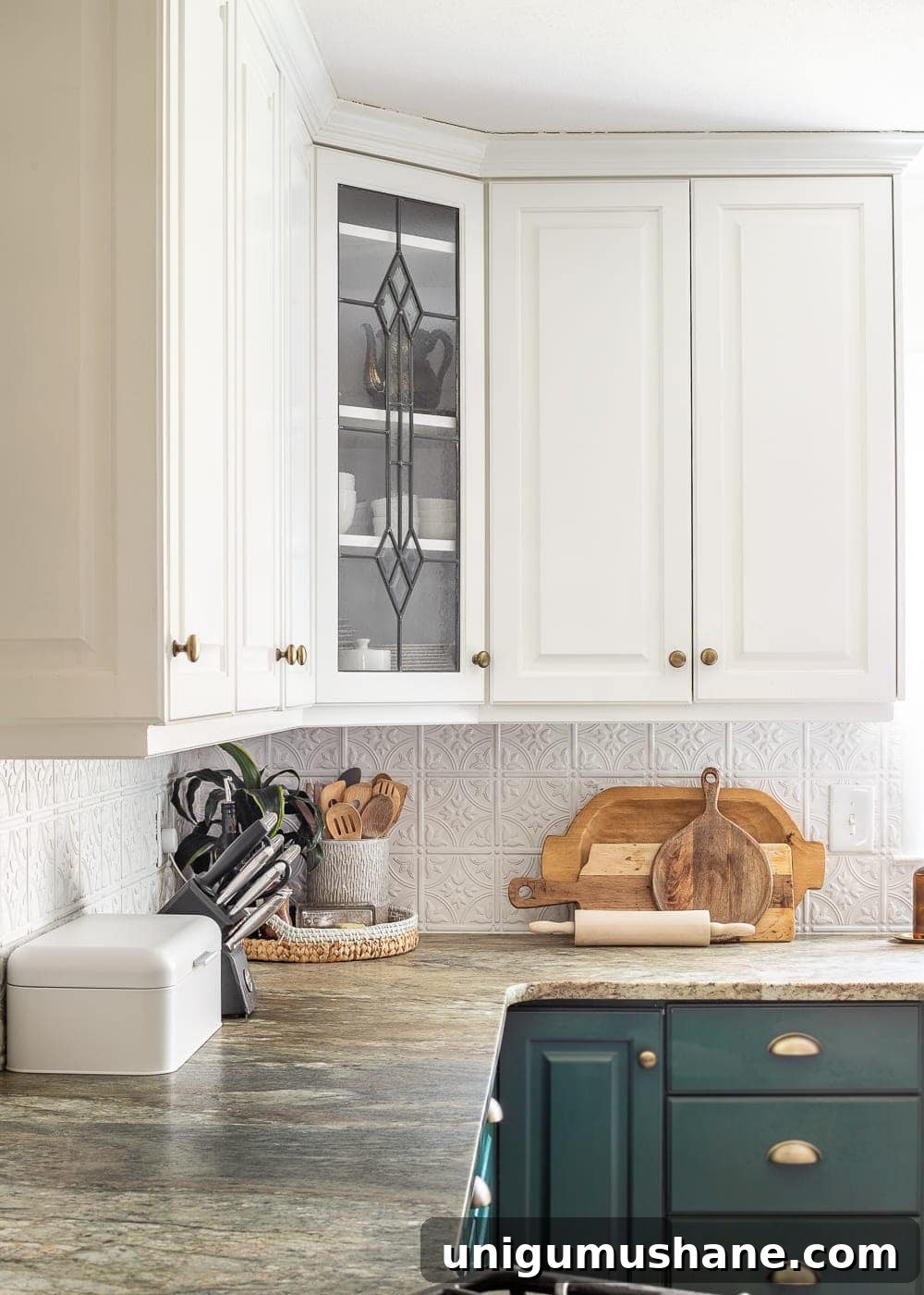10 Stylish Ideas to Decorate Kitchen Countertops 13 cutting boards, bread box, knife block, and tray to decorate kitchen countertops