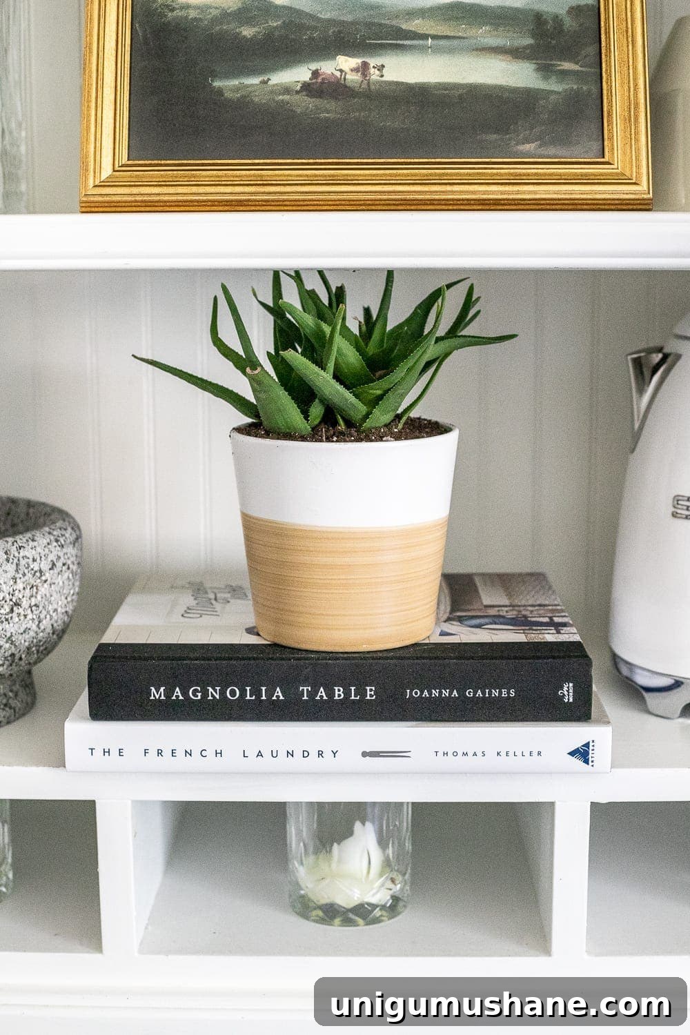 How to Style Shelves for a Polished Look 12 How to Decorate Shelves | 8 tips for decorating shelves to make them look perfectly styled and balanced every single time to make a statement in any room.