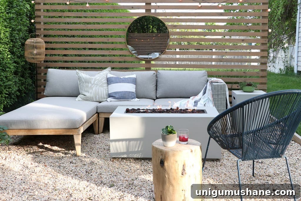 fire pit with sectional and wood screen