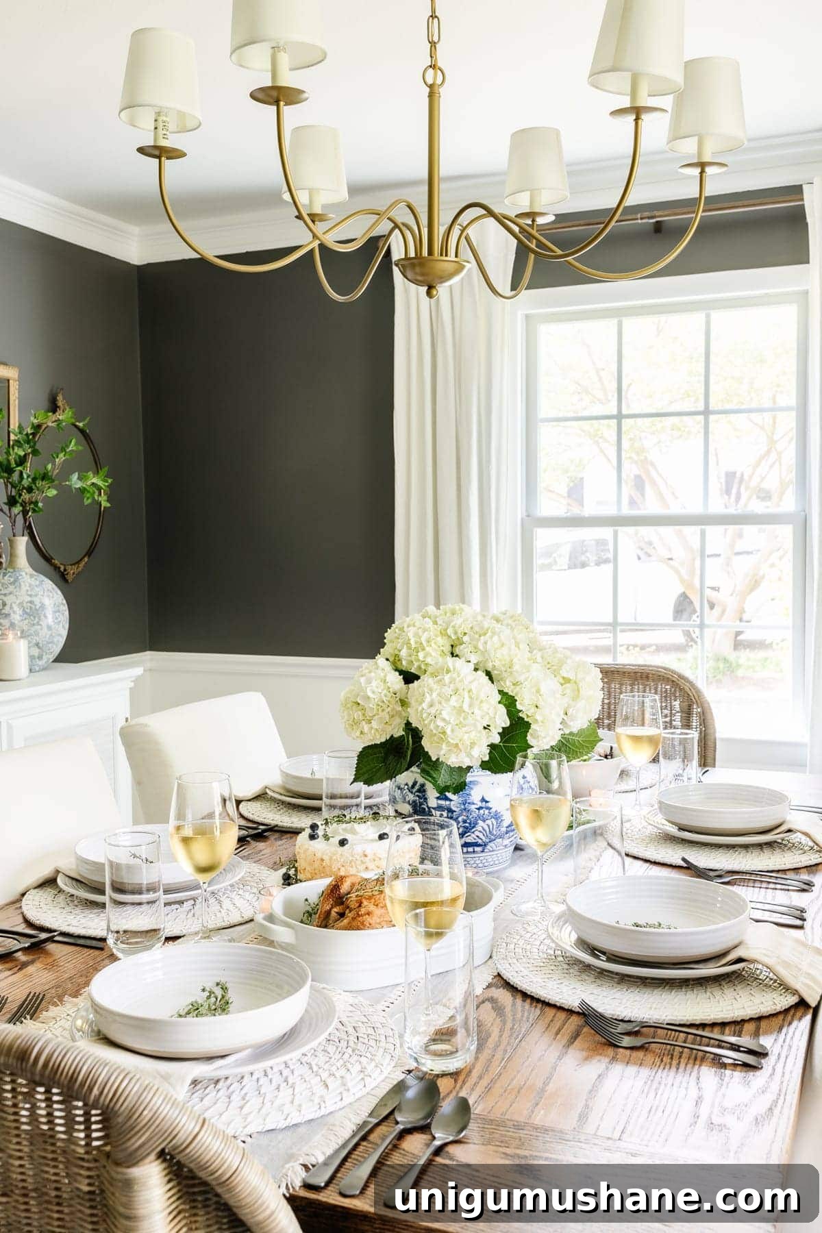Stylish Dining Table Decor Ideas and Affordable Dinnerware 11 modern traditional table decor for Mother's Day