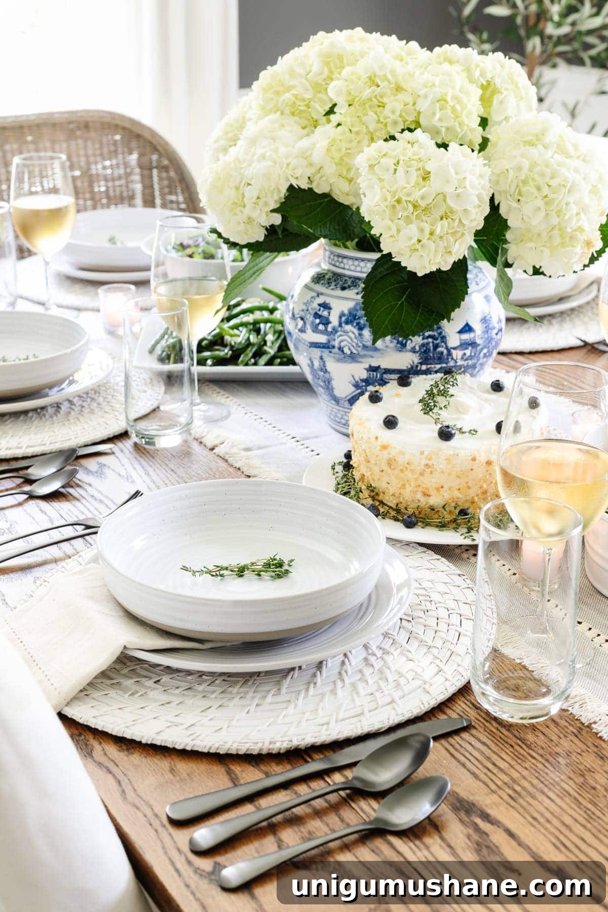 Stylish Dining Table Decor Ideas and Affordable Dinnerware 7 modern traditional table decor with Chinoiserie vase