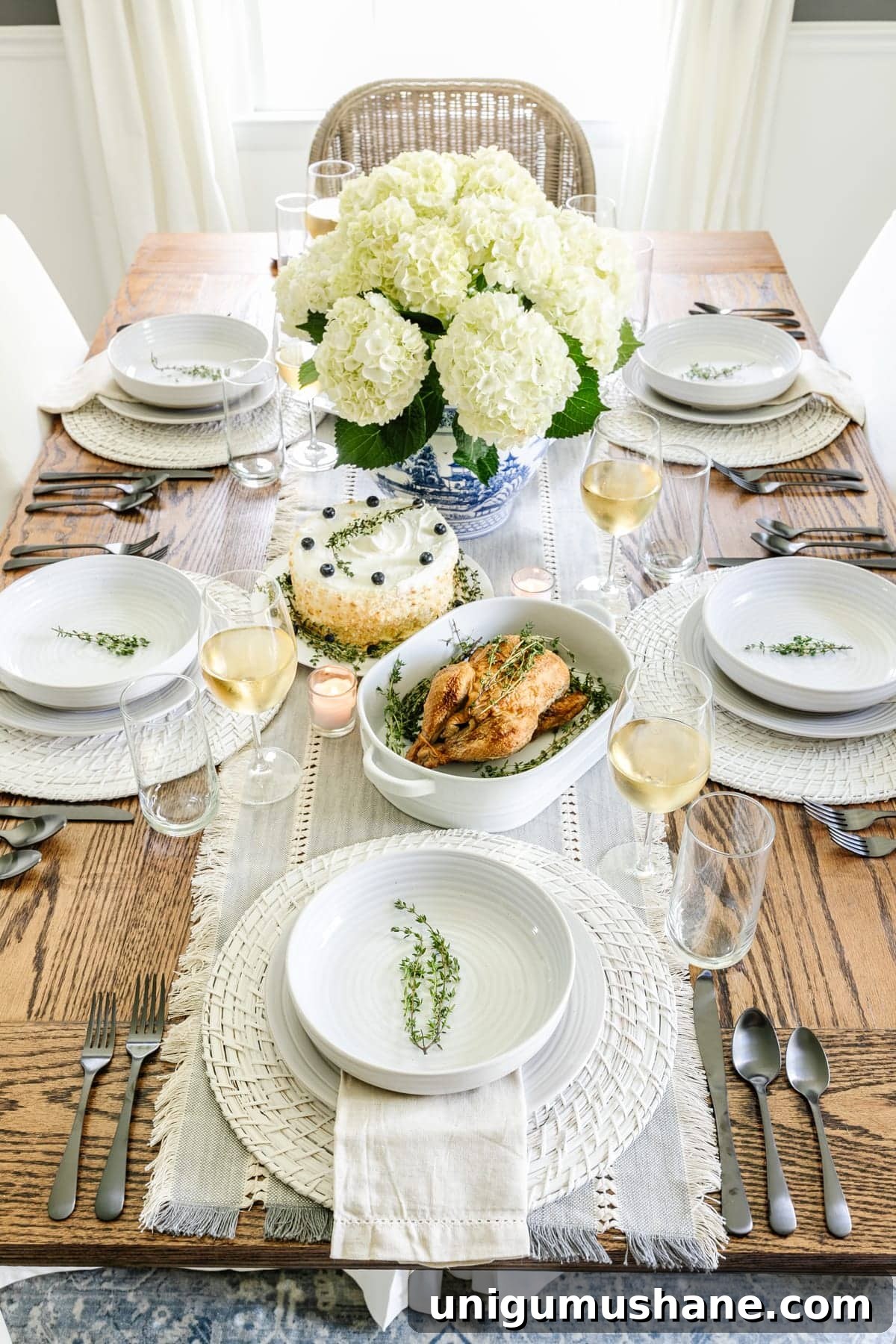 Stylish Dining Table Decor Ideas and Affordable Dinnerware 8 modern traditional Chinoiserie table decor