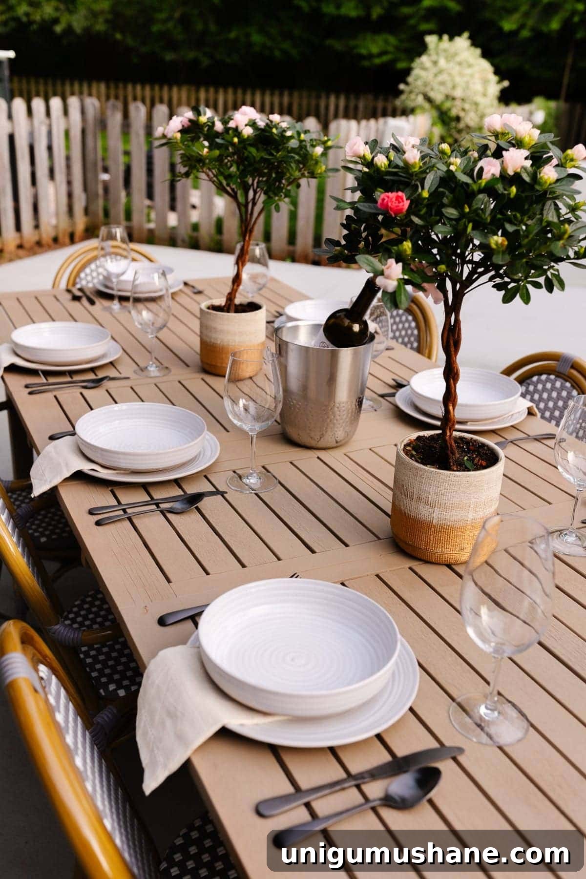 outdoor dining table decor
