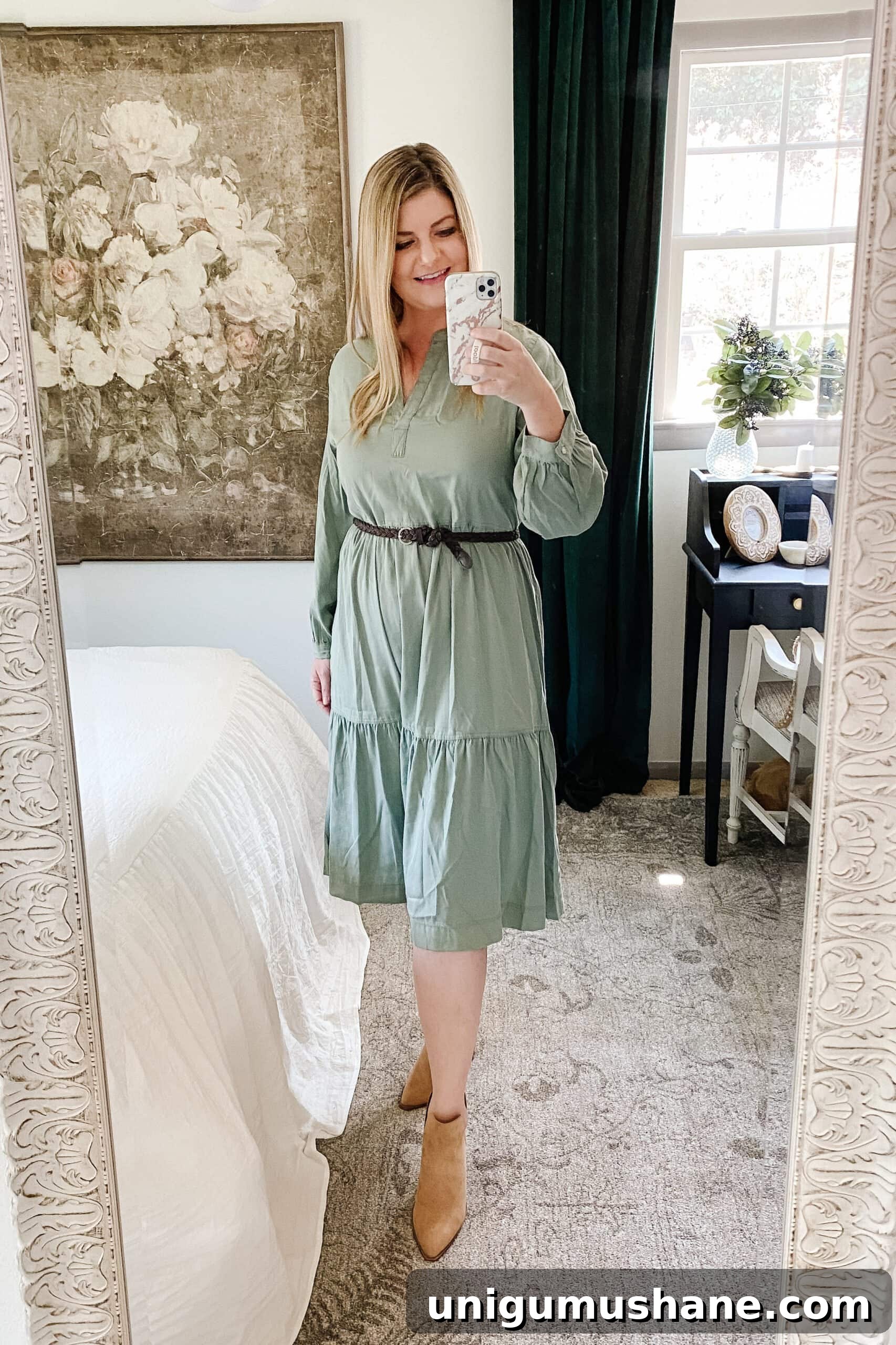 6 Fall Outfits That Flatter and Create a Slimmer Silhouette 6 Slimming fall outfit idea: v-neck dress, skinny belt, and skin tone colored pointed boots