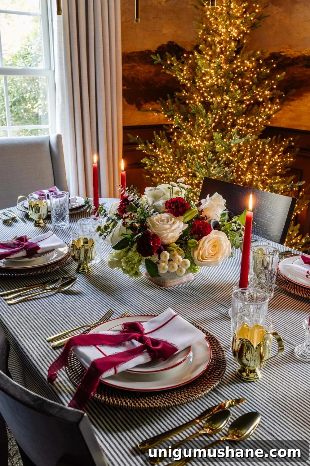 Timeless Vintage Christmas Decor Ideas for Lasting Holiday Charm 3 timeless christmas decor dining table centerpiece