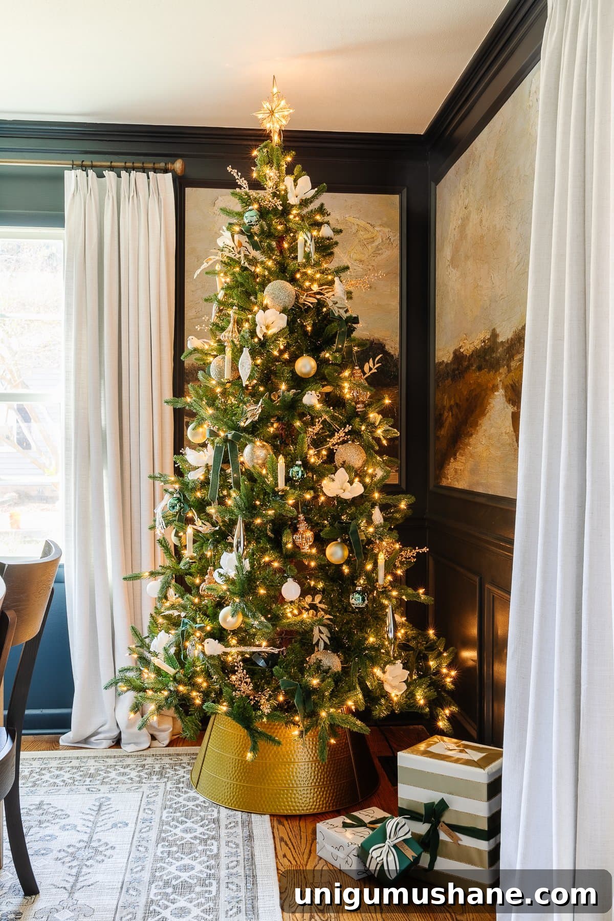 Holiday Housewalk 2021: Traditional Christmas Decorating Ideas 10 classic Christmas decor ideas on a dining room tree