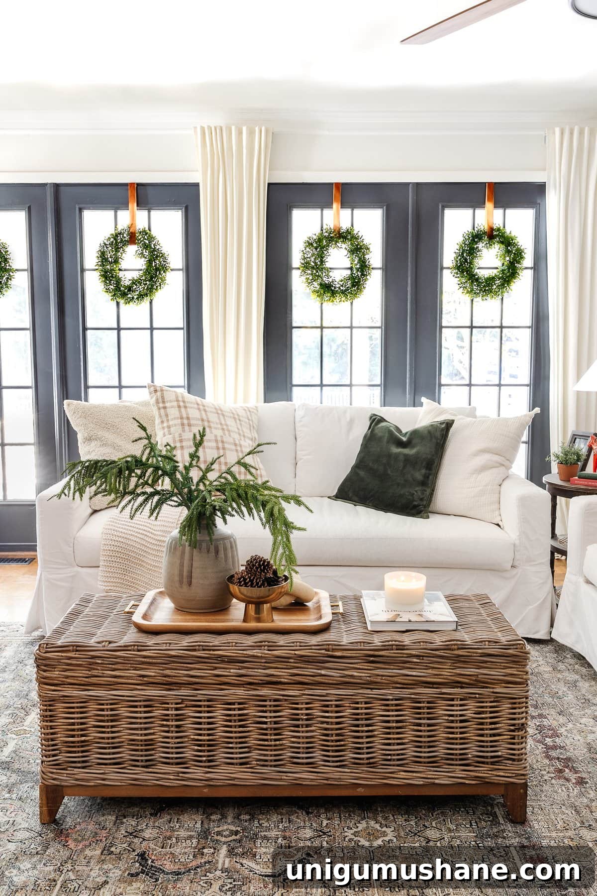 Holiday Housewalk 2021: Traditional Christmas Decorating Ideas 25 neutral Christmas decor ideas