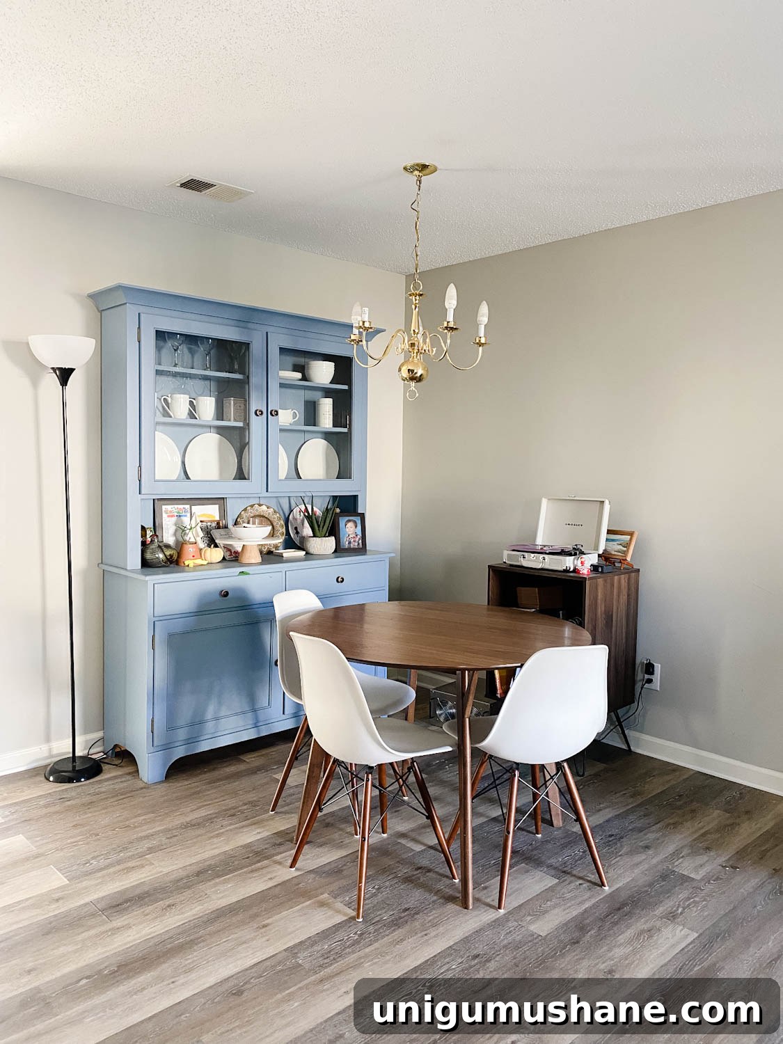 Refresh Your Small Dining Nook: 7 Quick Ideas 3 dining nook before