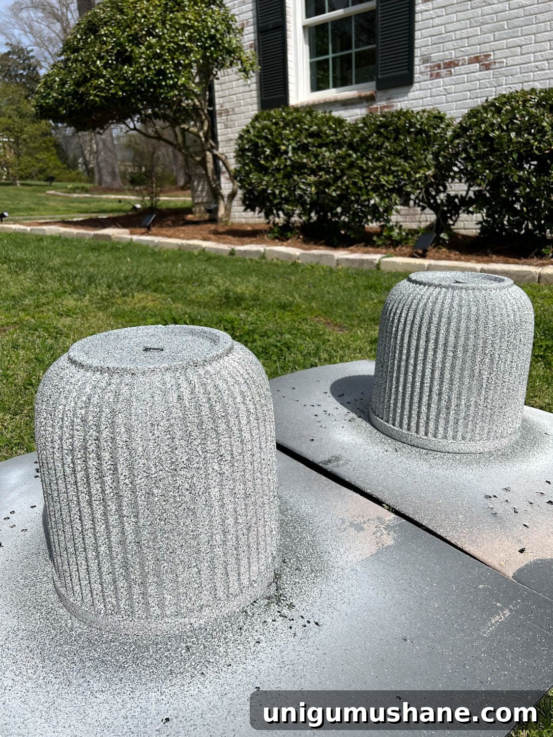 How to Make Faux Concrete Planters with Spray Paint 5 spray painting outdoor planters light gray with texture to look like concrete