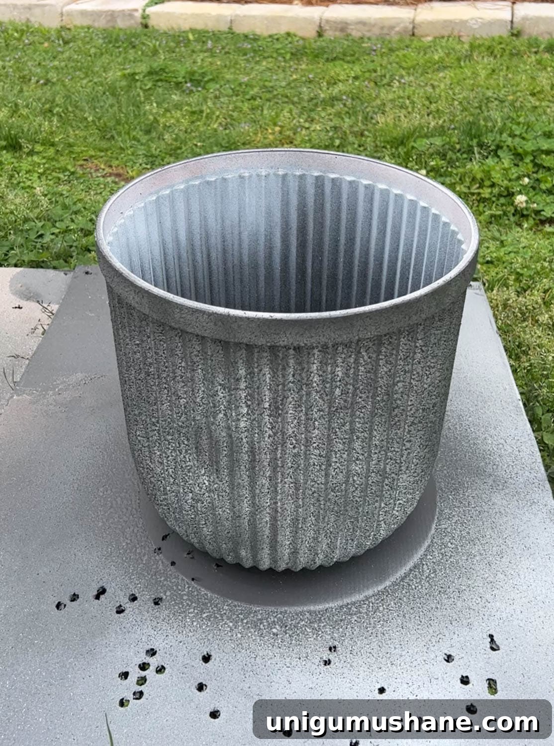 How to Make Faux Concrete Planters with Spray Paint 6 painting outdoor planters to look like concrete