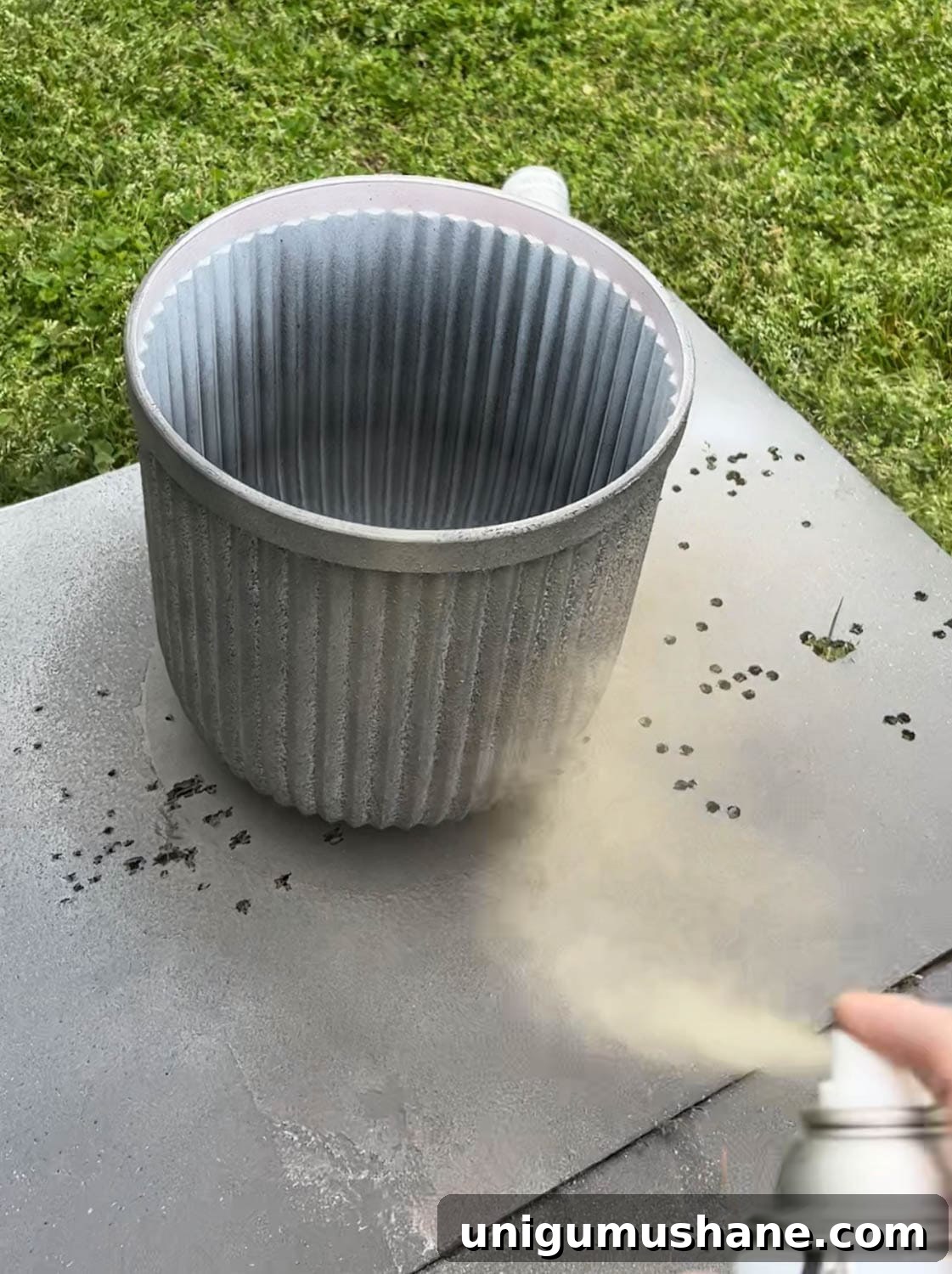 How to Make Faux Concrete Planters with Spray Paint 7 spray painting outdoor planters to look like concrete