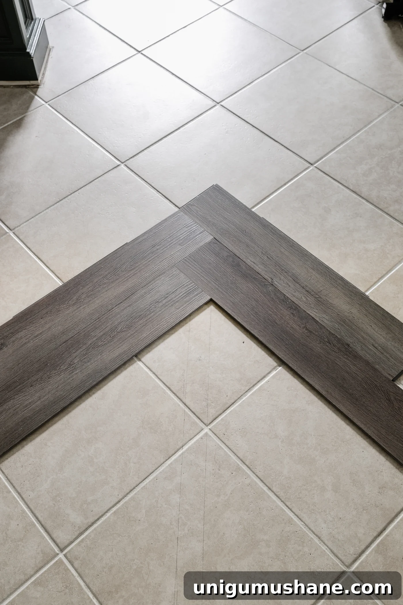 4 LVP floor pieces to mark the starting point for installation