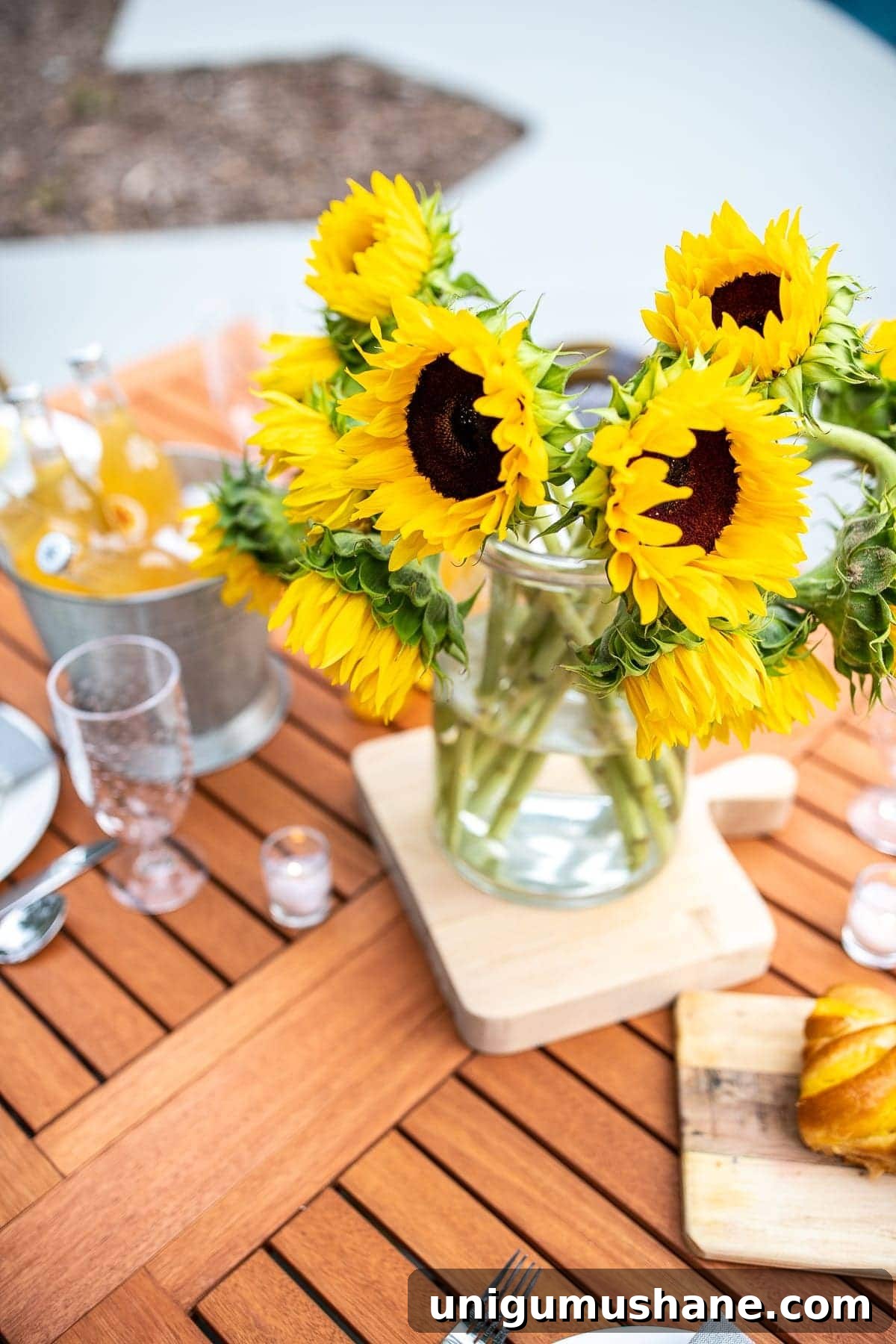 DIY Fall Centerpiece Ideas Using Autumn Branches 6 DIY fall centerpiece with simple vase of sunflowers