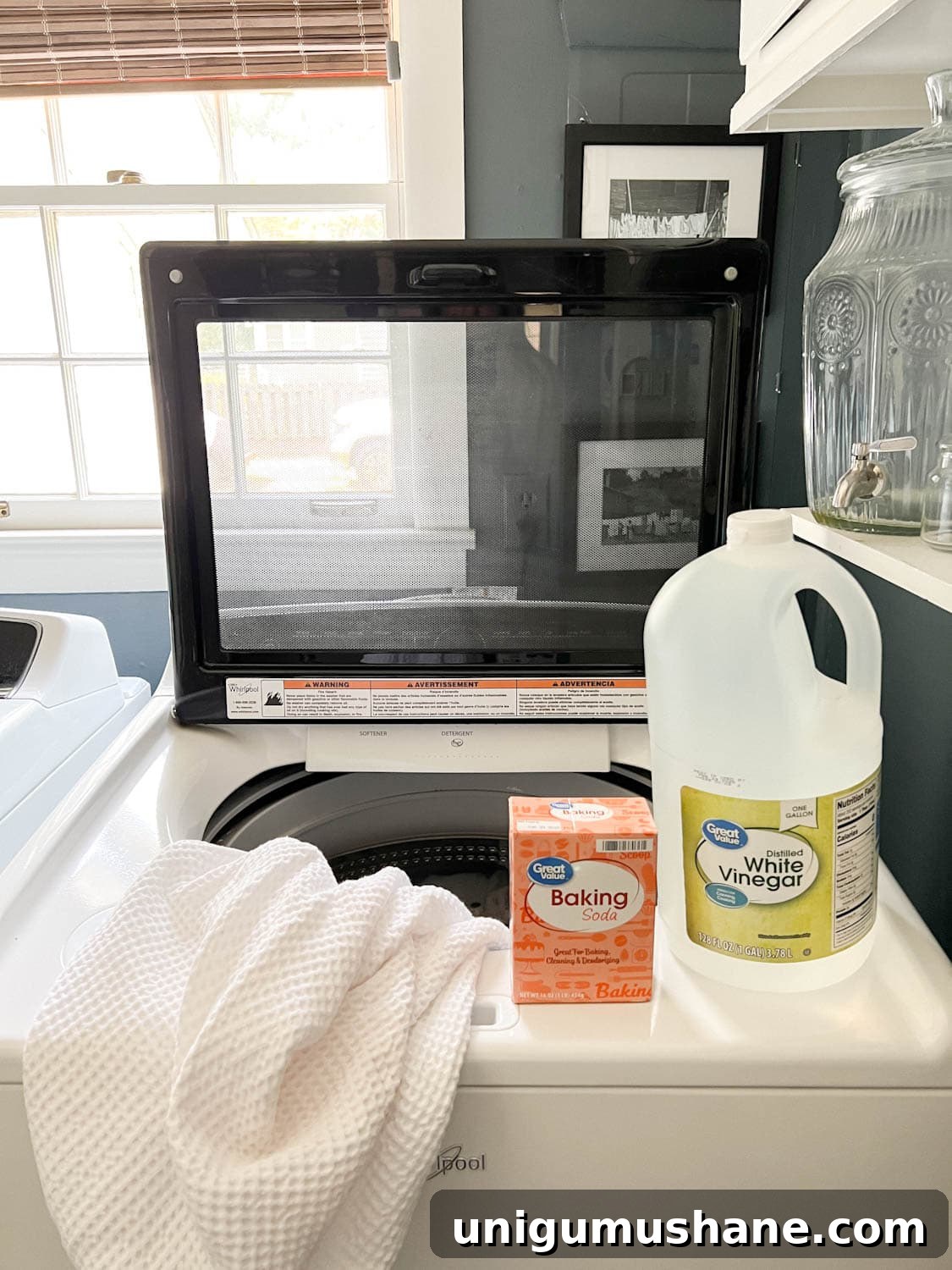 16 Natural Home Fragrance Hacks for a Fresh Smelling House 14 how to get rid of musty smell in house with baking soda and white vinegar in laundry